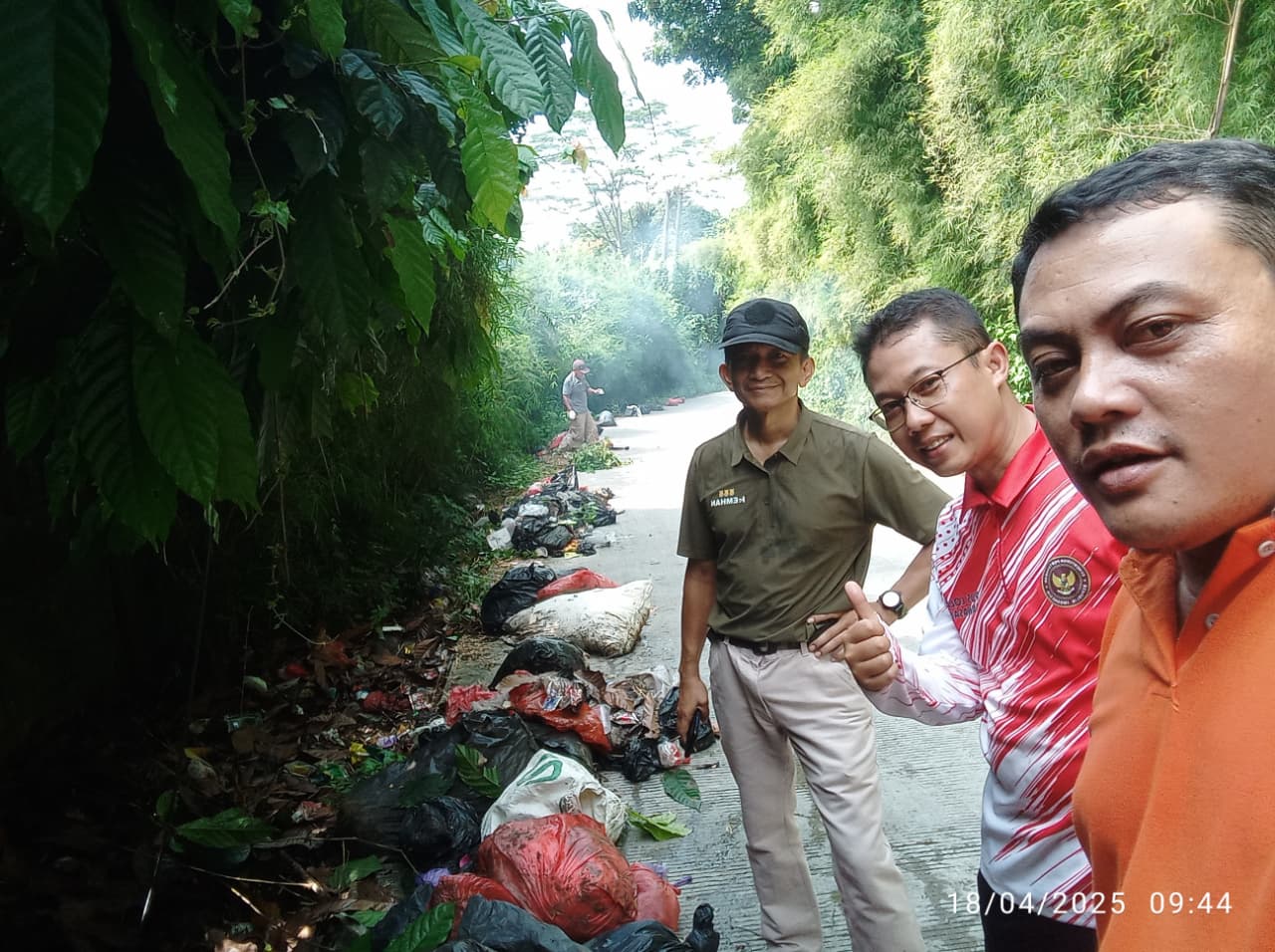 Kegiatan: Kerjabakti di Jalan Raya Hambalang dalam Rangka Sapu Bersih Sampah Liar