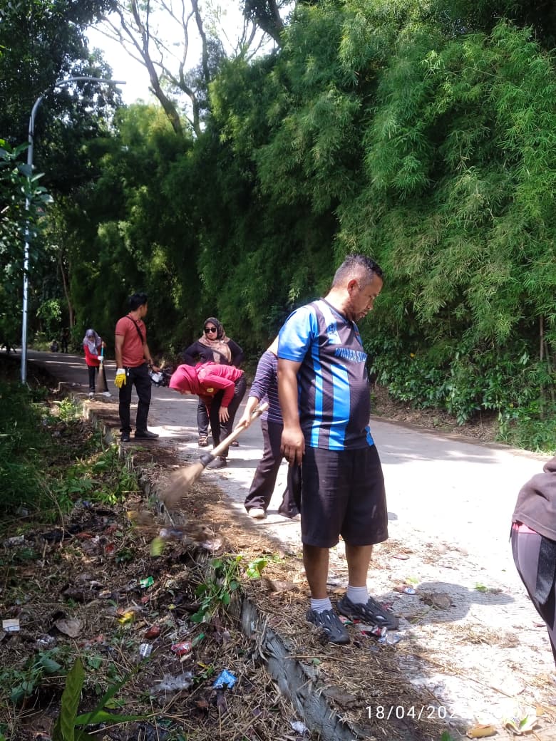 Kegiatan: Kerjabakti di Jalan Raya Hambalang dalam Rangka Sapu Bersih Sampah Liar