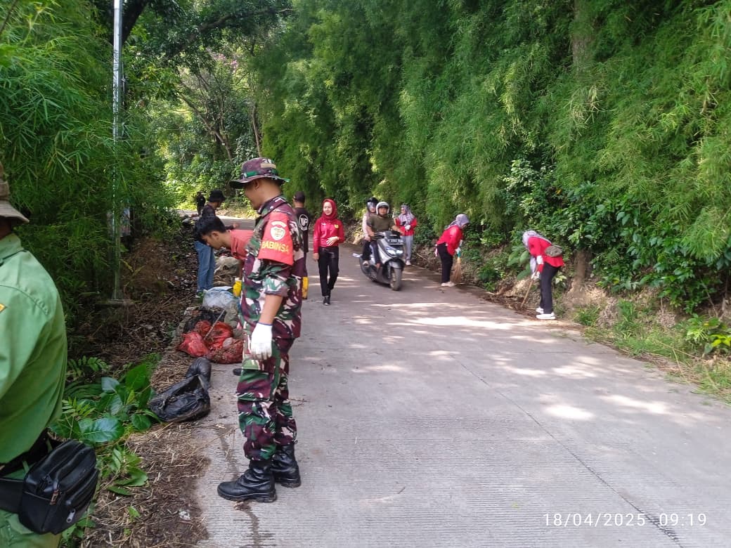 Kegiatan: Kerjabakti di Jalan Raya Hambalang dalam Rangka Sapu Bersih Sampah Liar
